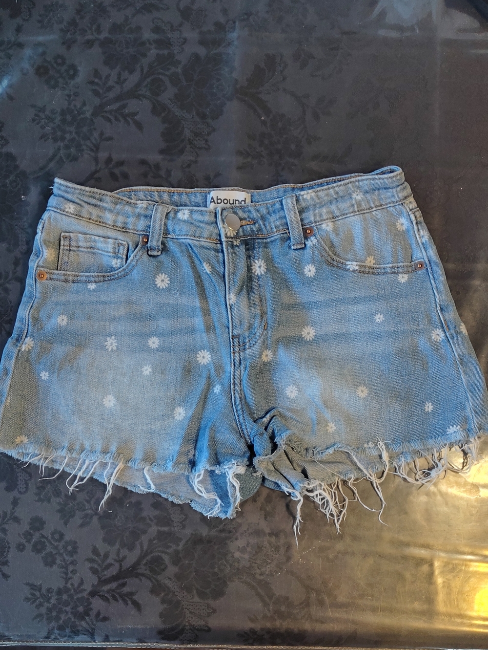 Abound Daisy Print Frayed Cutoff Denim Shorts - Size 28 🌼